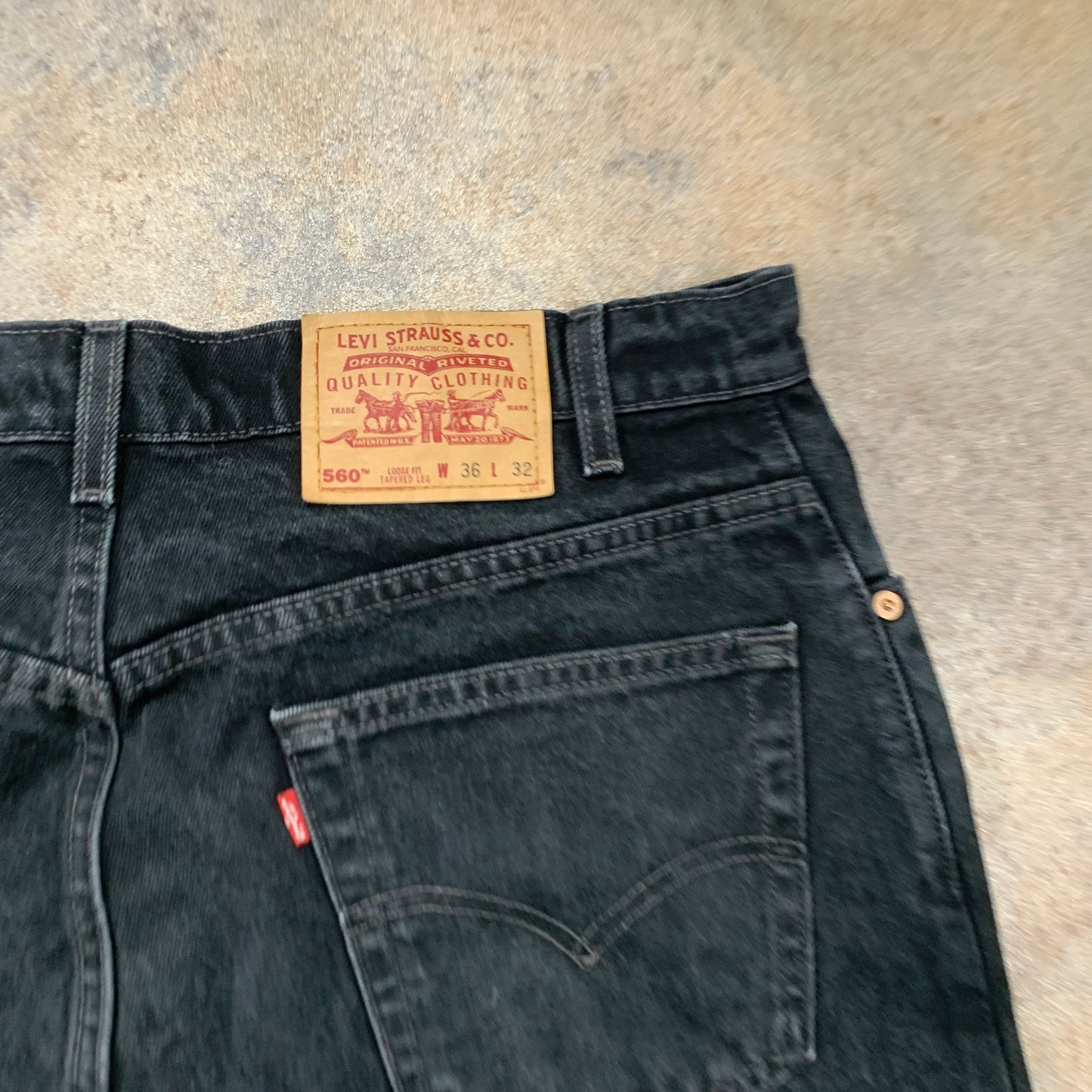 Vintage LEVI'S 560 Jeans W36 L32 Mens Relaxed Fit Tapered Grey 90s