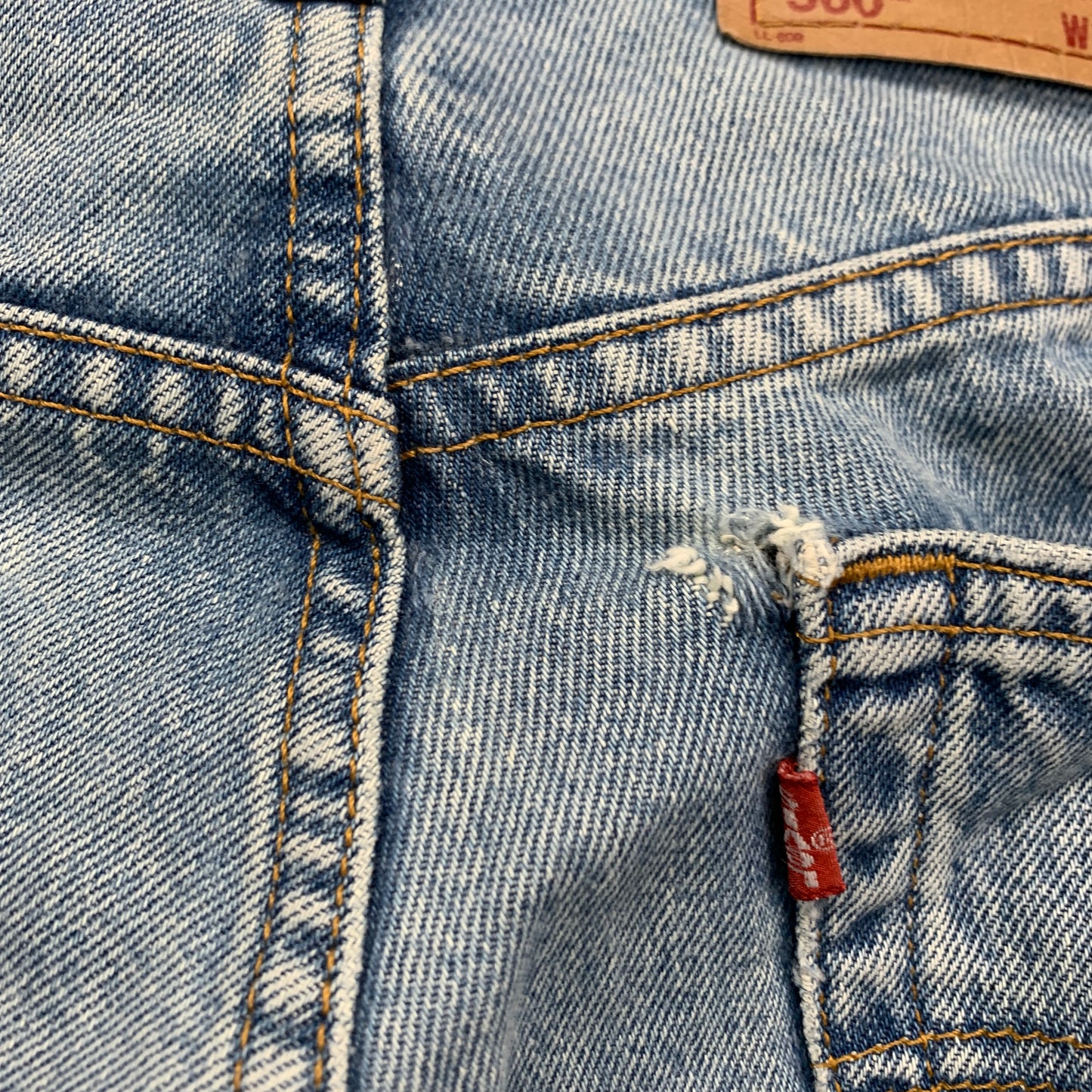Vintage LEVI'S 560 Jeans W32 L30 Mens Relaxed Fit Tapered Blue 90s