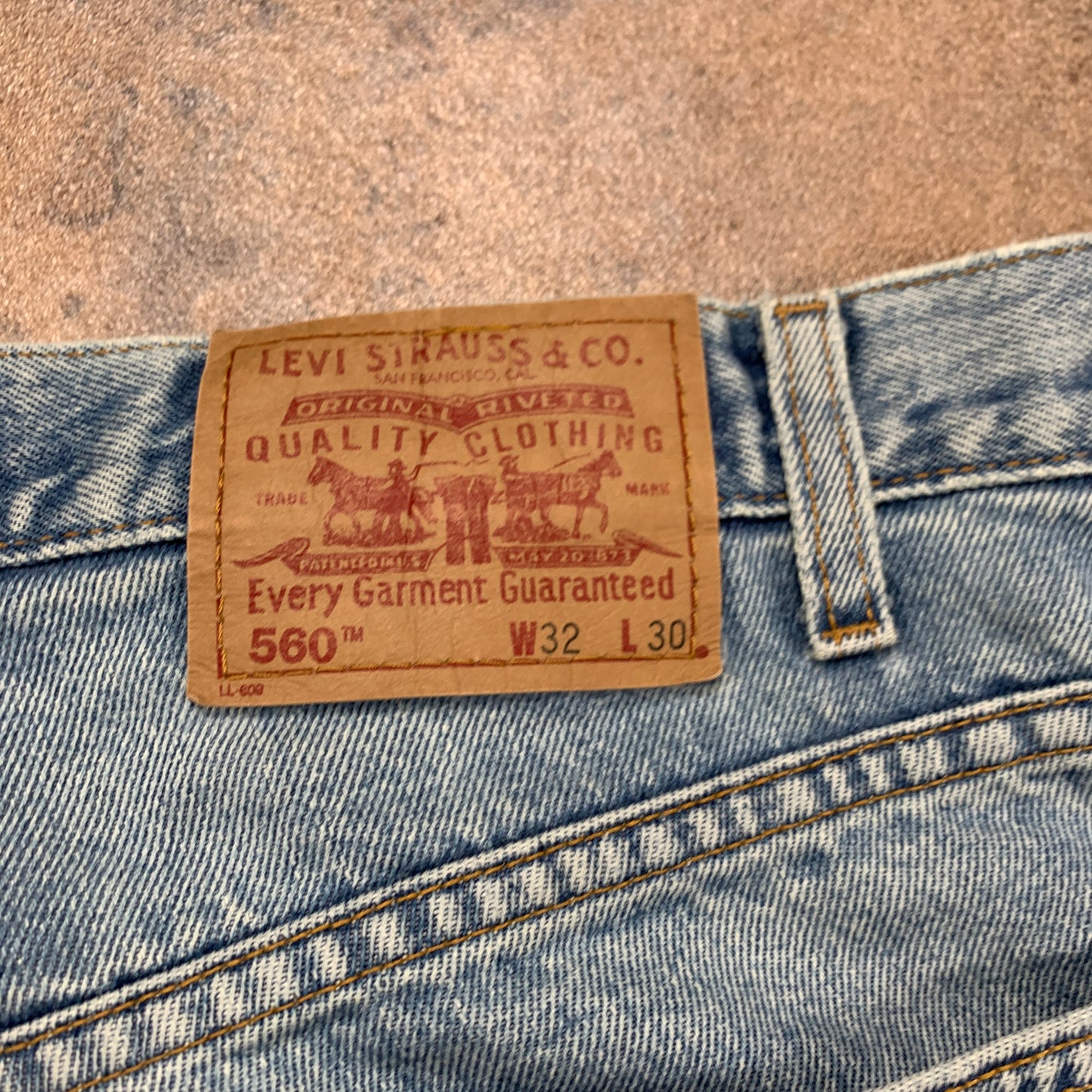 Vintage LEVI'S 560 Jeans W32 L30 Mens Relaxed Fit Tapered Blue 90s