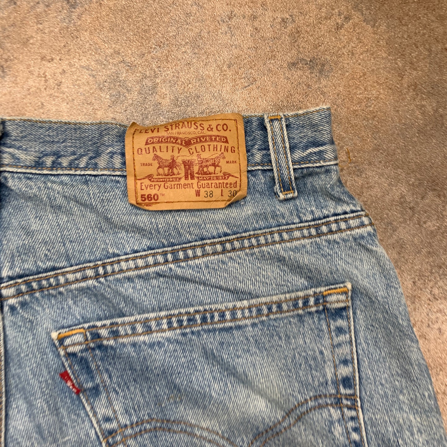 Vintage LEVI'S 560 Jeans W38 L30 Mens Relaxed Fit Tapered Blue 90s