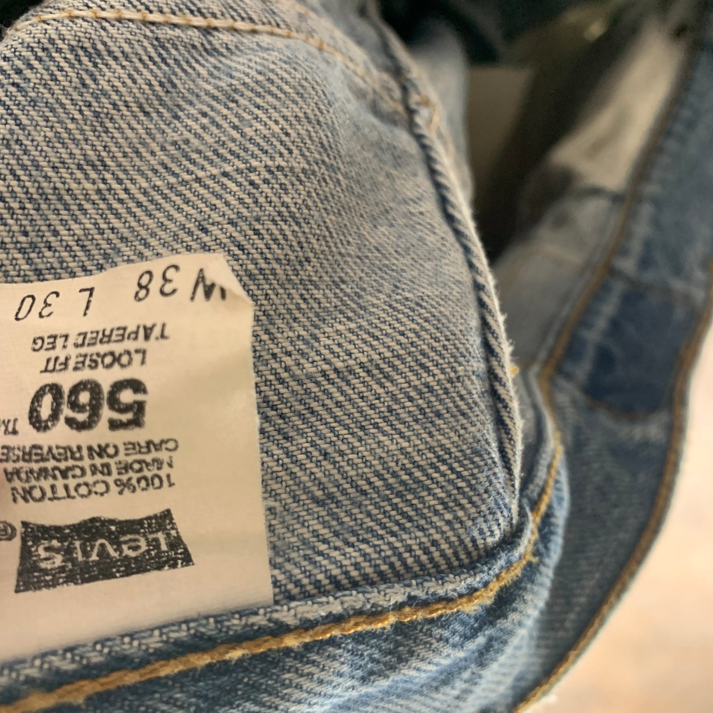 Vintage LEVI'S 560 Jeans W38 L30 Mens Relaxed Fit Tapered Blue 90s