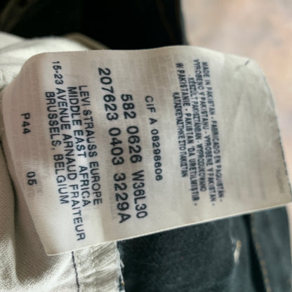 Vintage LEVI'S 582 Jeans W36 L30 Mens Relaxed Fit Straight Blue